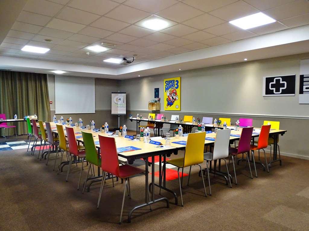 Hotel Campanile Val De France 3*